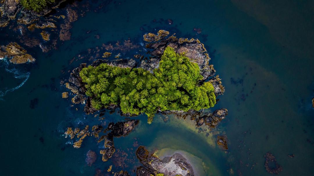 唯美大海中的海岛风景桌面壁纸