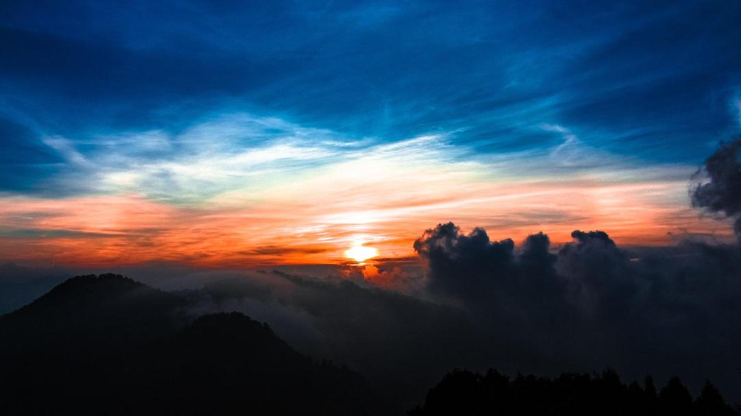 云雾妖娆的大山夕阳落下前的彩霞构成天然的风景画卷高清电脑壁纸