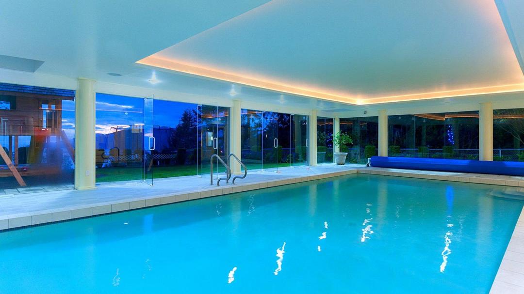 奢华现代室内游泳池高清壁纸
