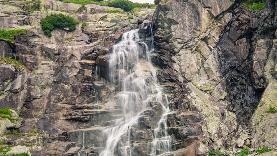 岩石瀑布流水图片高清壁纸
