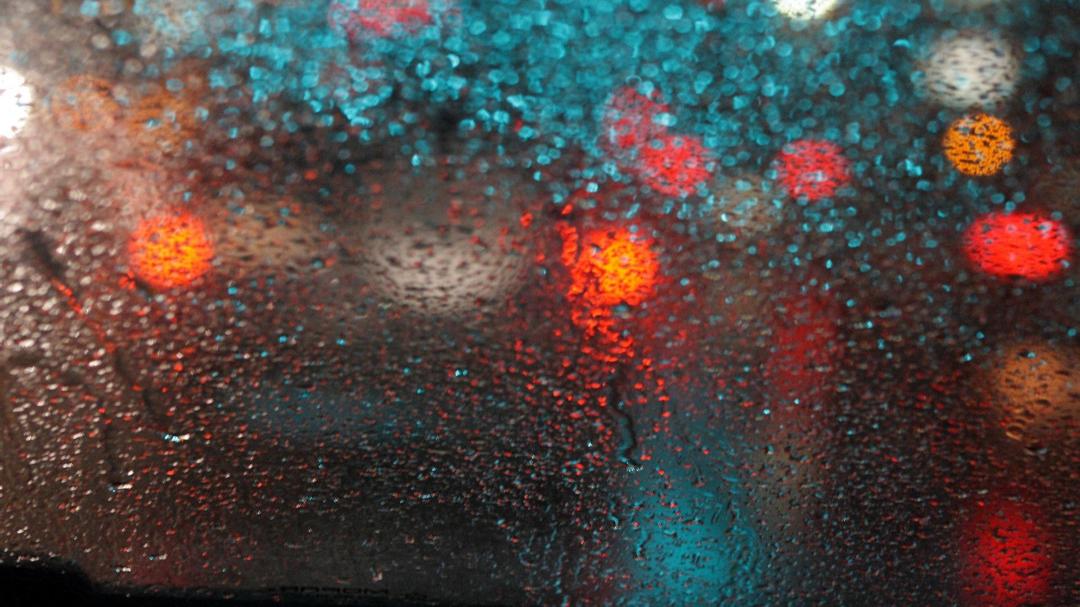 雨中车窗外霓虹灯唯美壁纸桌面