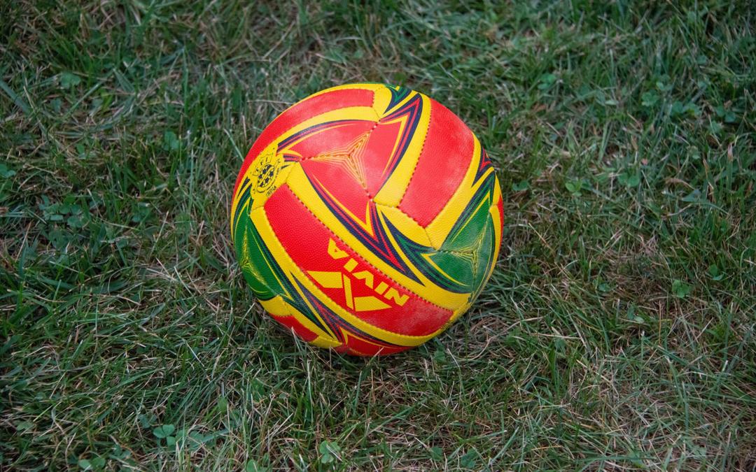 草地上彩色足球素材图片