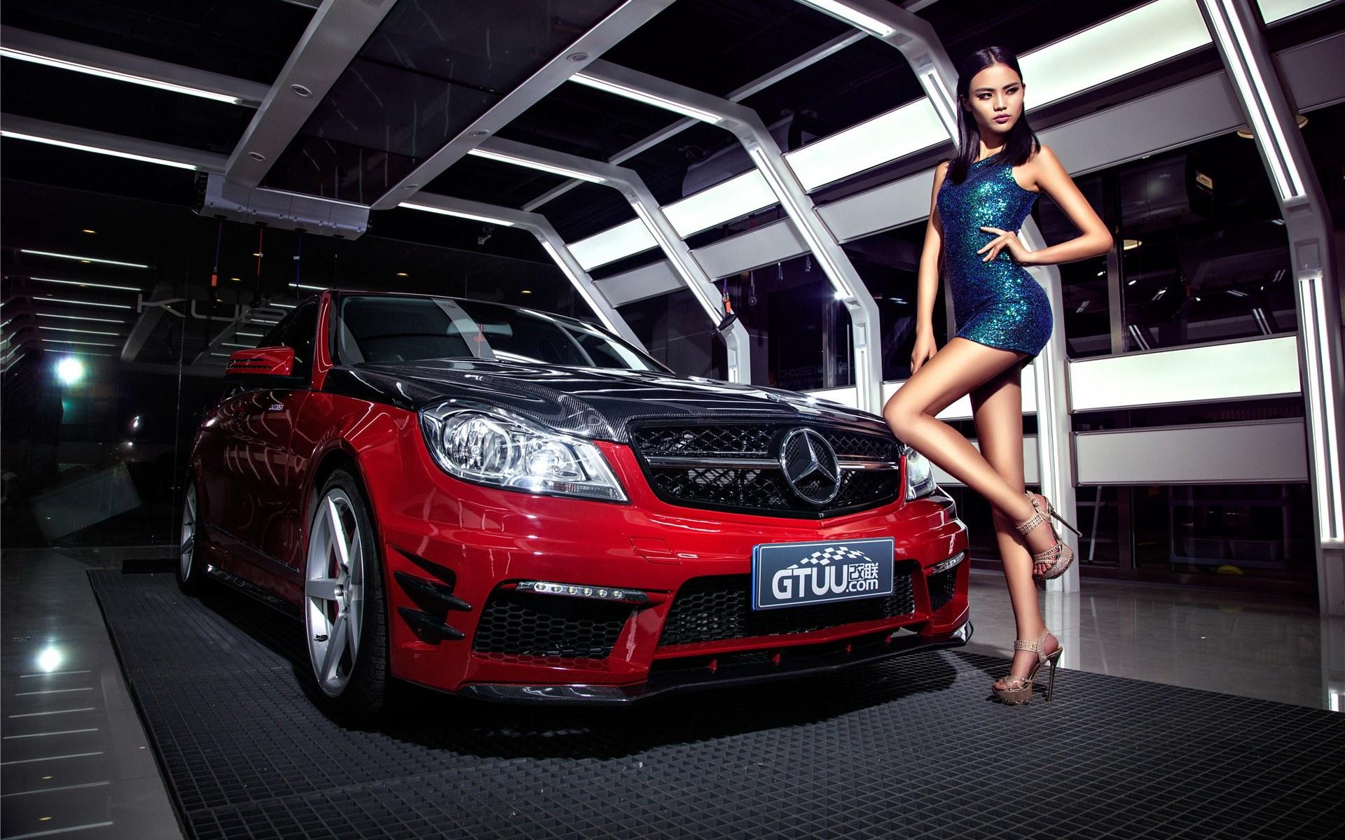 2014奔驰C260改装车车模美女桌面壁纸6