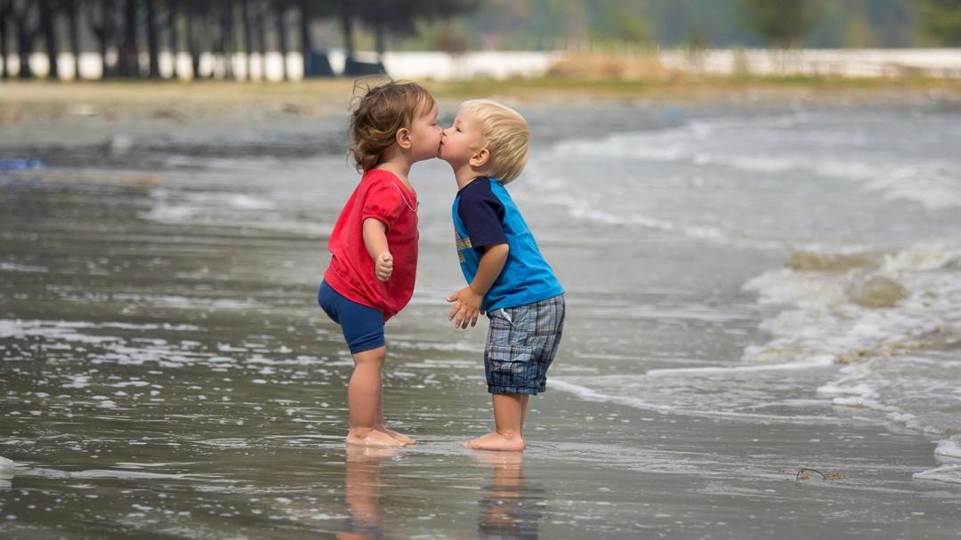 海边接吻的可爱儿童壁纸