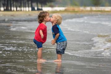海边接吻的可爱儿童壁纸