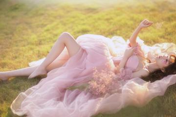 草地上躺着的美女婚纱摄影壁纸