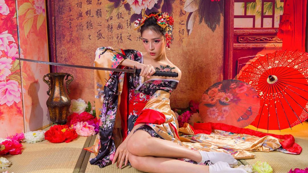 玩刀的和服日本美女壁纸