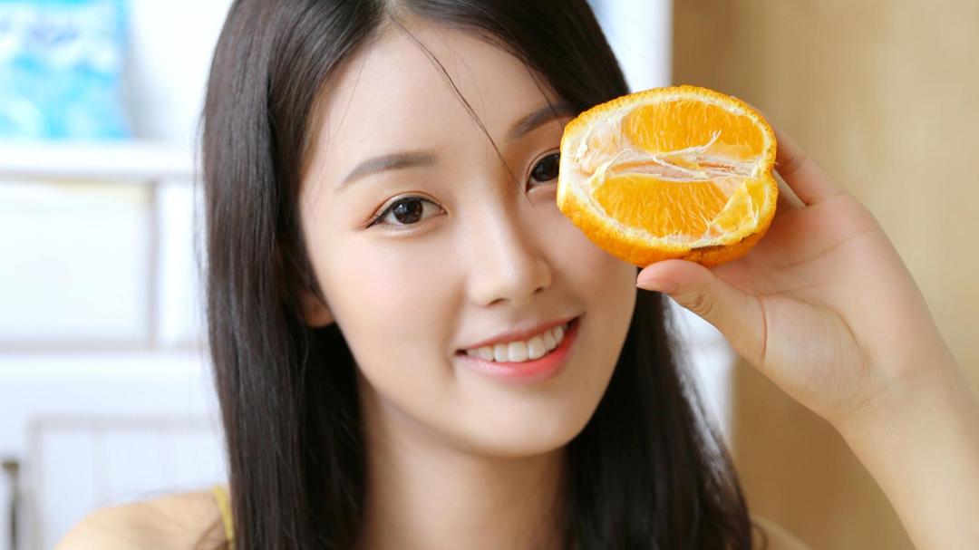 清纯拿着橙子的美女桌面壁纸