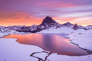 日落山顶湖泊雪景壁纸