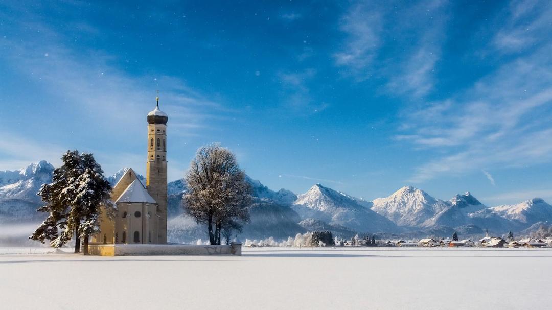 阿尔卑斯山 美丽的雪景 山 教堂 树 天空 冬天风景壁纸