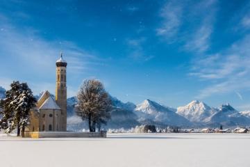 阿尔卑斯山 美丽的雪景 山 教堂 树 天空 冬天风景壁纸