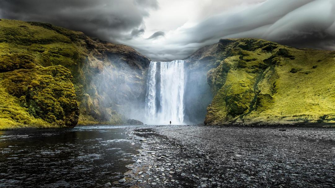 最新冰岛南部河上的瀑布2K风景桌面桌面背景下载