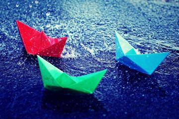 雨中水面上的小纸船唯美伤感意境壁纸
