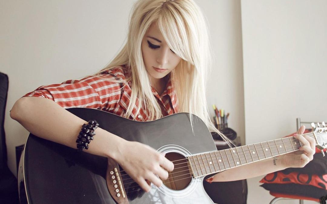 可爱吉他女孩高清壁纸