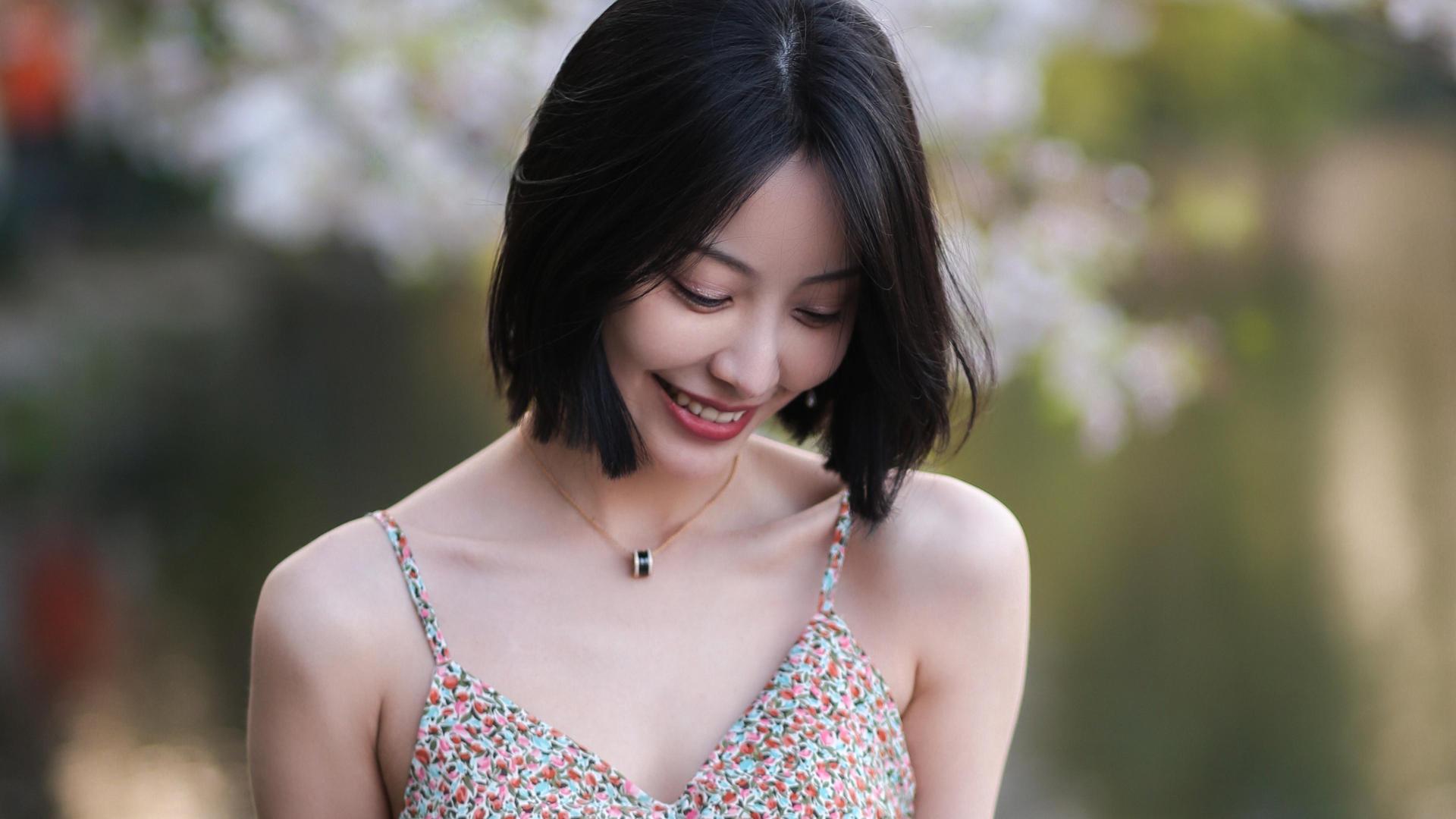 短发性感吊带美女超拽女生壁纸高清图片4
