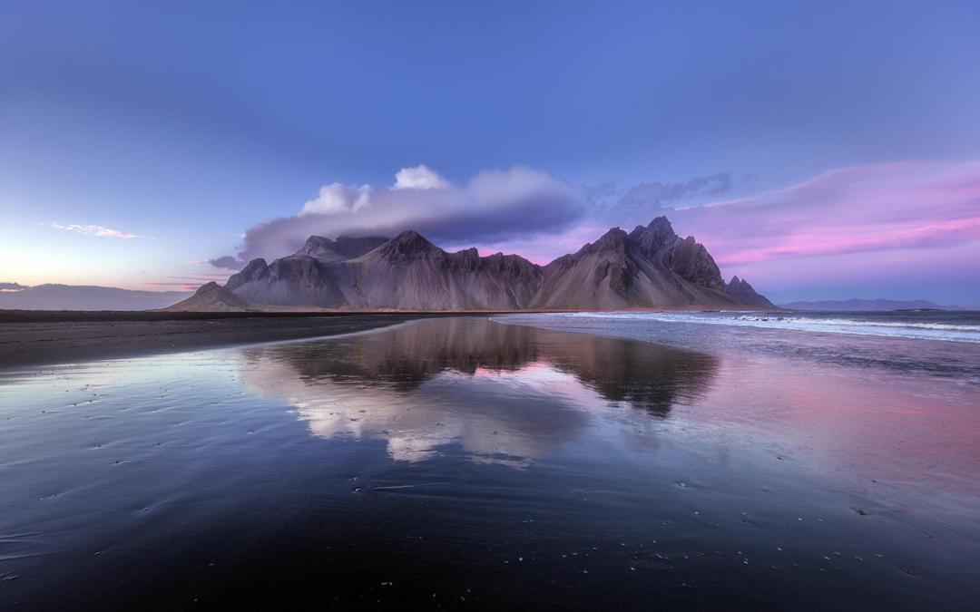 海岸边的一座山风景高清壁纸