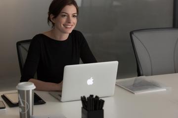 安妮·海瑟薇（Anne Hathaway）苹果办公笔记本电脑壁纸