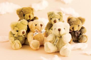 床上的玩具熊可爱壁纸免费下载