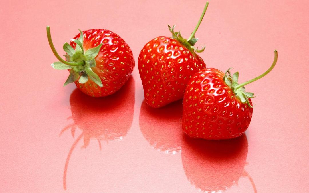 鲜嫩草莓高清电脑桌面图片