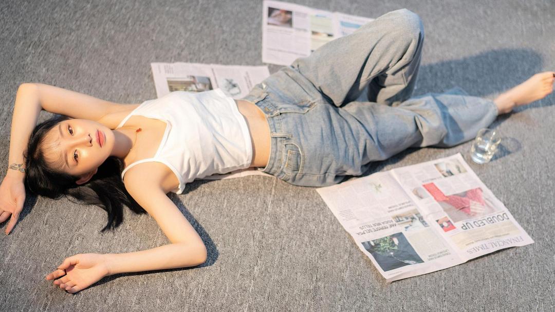 躺在地上的清新美女非主流电脑桌面壁纸