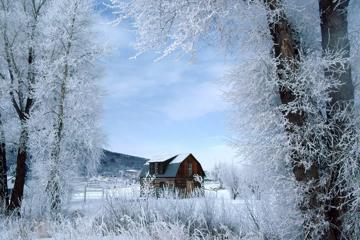林中美丽的小屋雪景高清壁纸