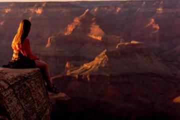 精美坐在大峡谷悬崖边上的欧美美女和宏伟的峡谷风景高清电脑壁纸图片下载