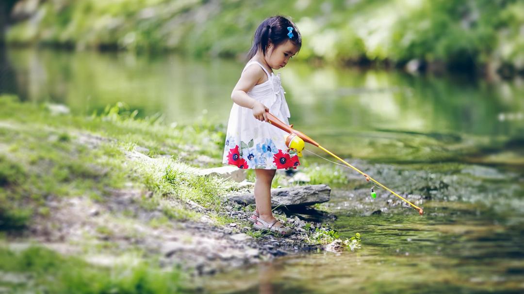 溪边玩水的小女孩快乐的童年图片高清壁纸