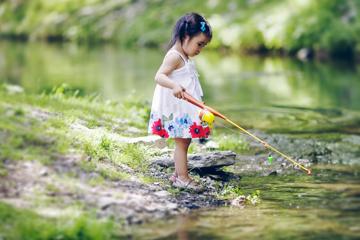 溪边玩水的小女孩快乐的童年图片高清壁纸