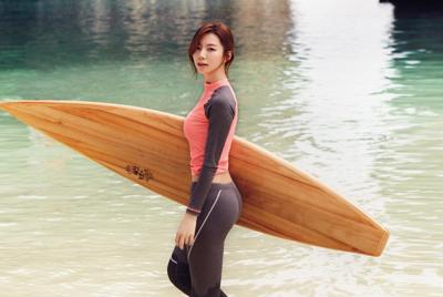 海边身材很苗条的抱着冲浪板的韩国美女桌面壁纸