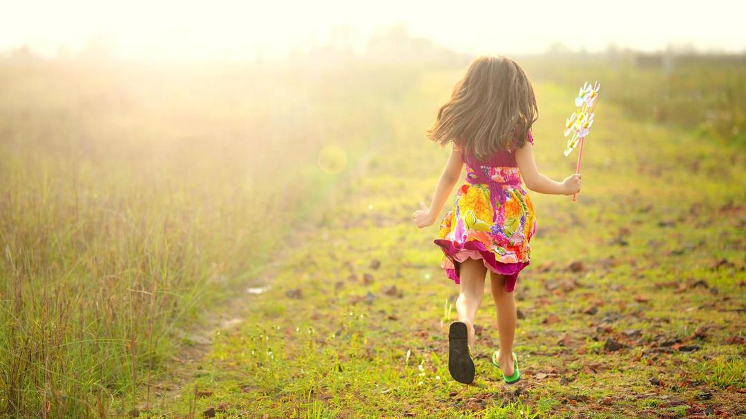 田野奔跑的小女孩快乐的童年图片高清壁纸
