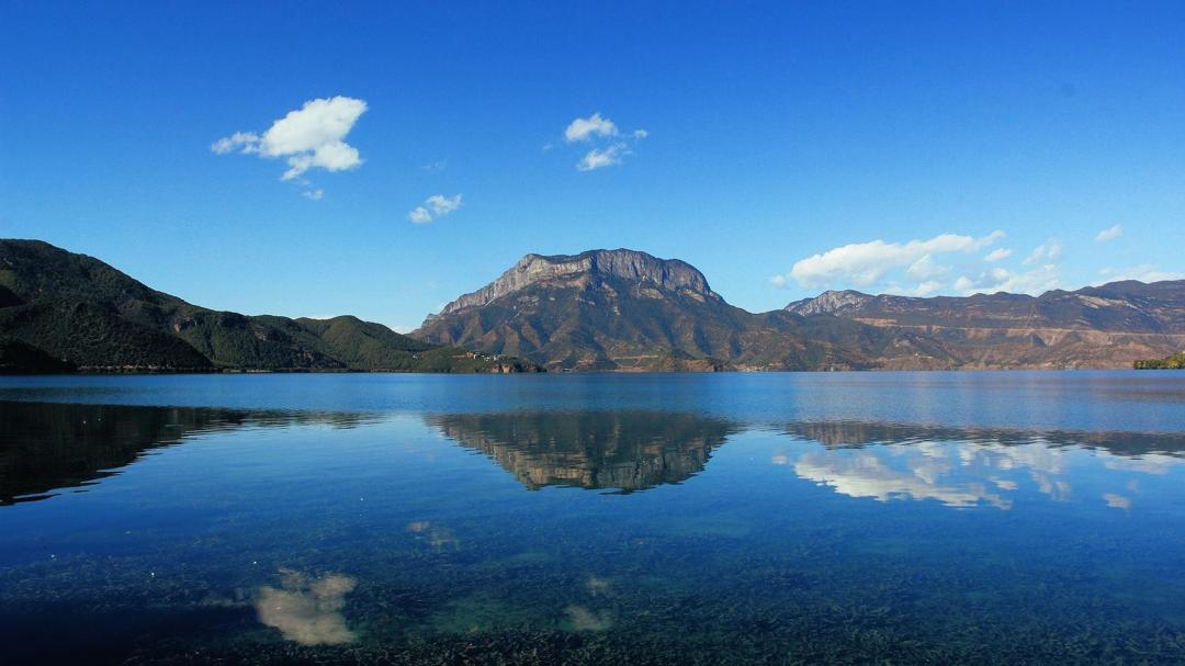 抖音最火背景图片蓝色泸沽湖景点风景桌面壁纸