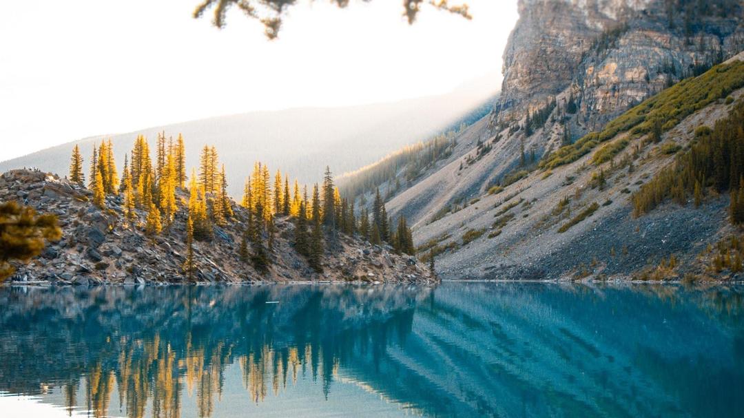 清澈平静的湖水山水倒影高清风景电脑壁纸