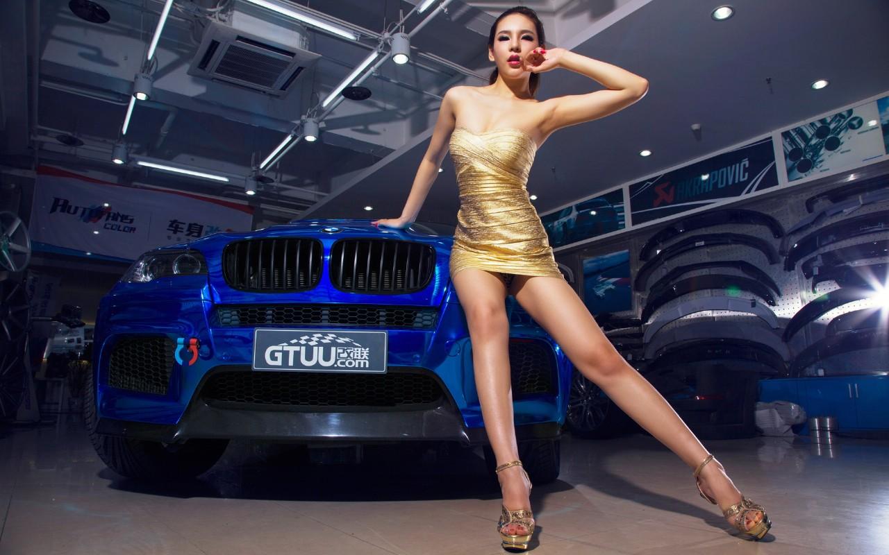 BMW宝马X6M美女车模高清壁纸5