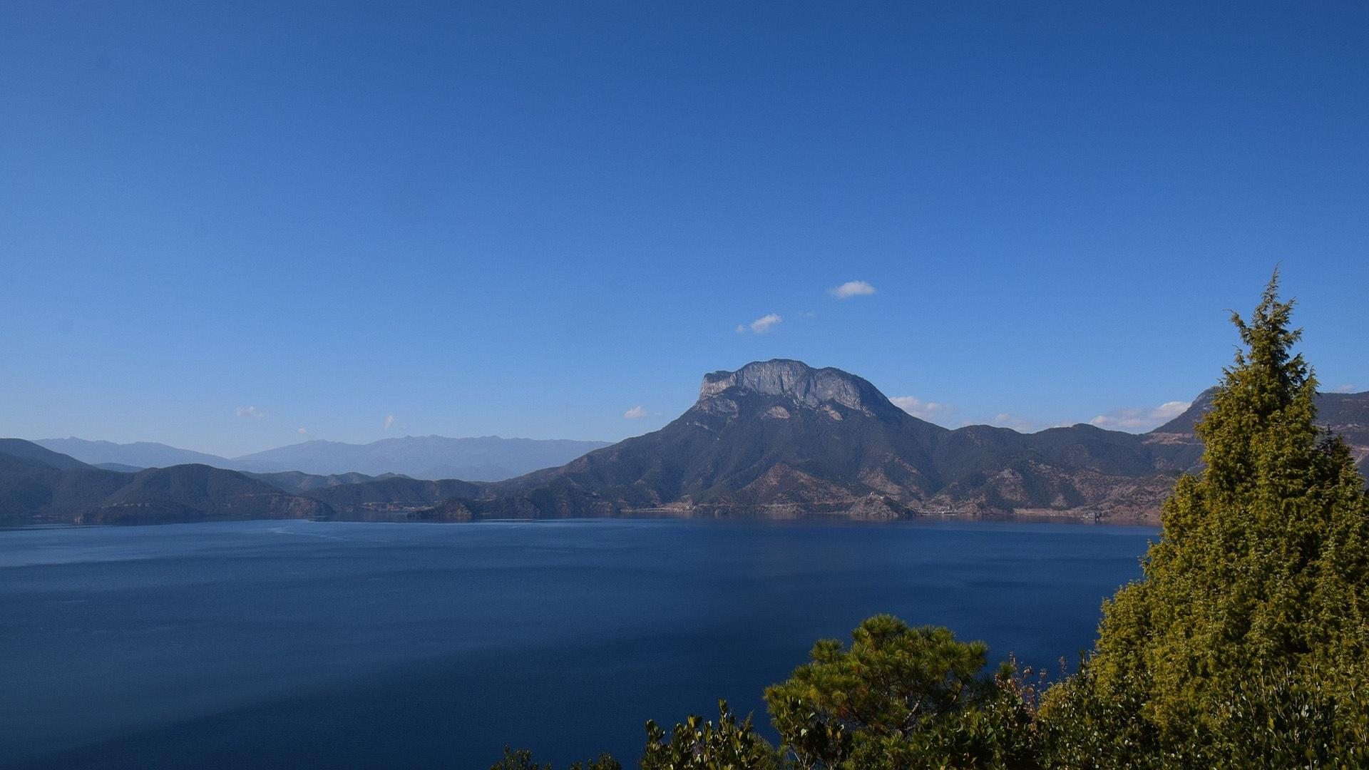 抖音最火背景图片蓝色泸沽湖景点风景桌面壁纸7