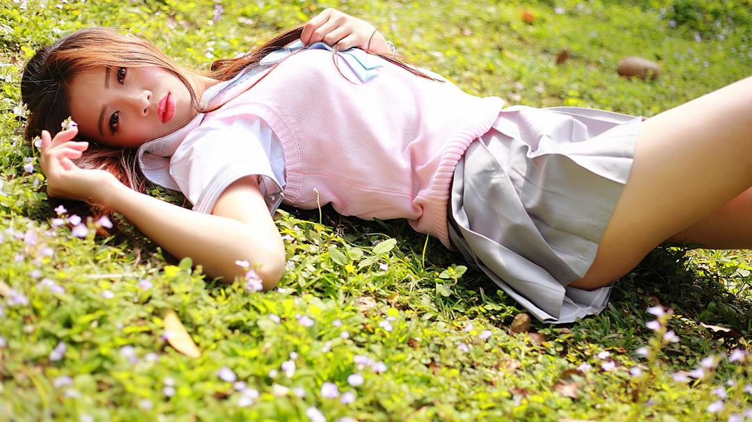 躺在草地上的短裙学生妹美女电脑桌面壁纸