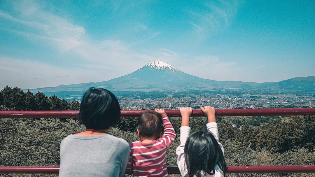 日本富士山下观景的游客高清桌面壁纸