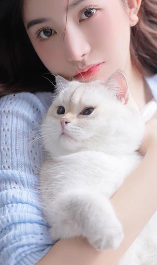 抱着白色猫的美女江亦祺手机壁纸