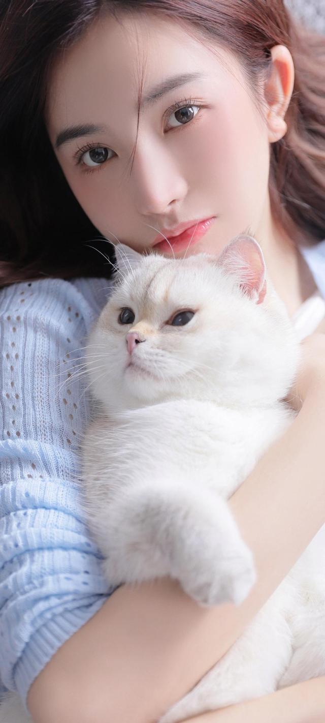抱着白色猫的美女江亦祺手机壁纸