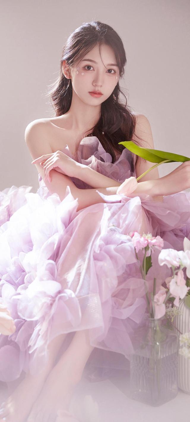 紫色裙子美女唯美鲜花手机高清壁纸