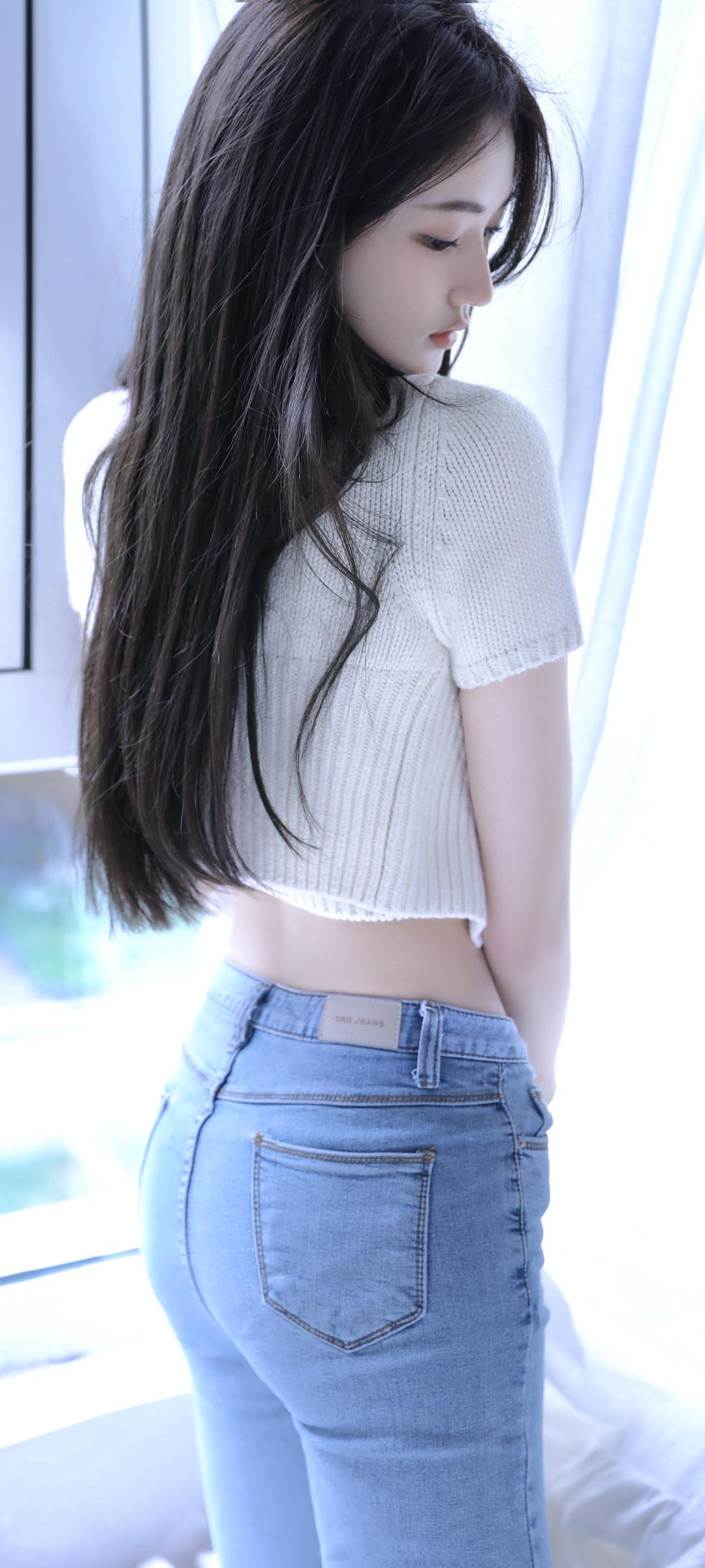 美女长发蓝色牛仔裤手机壁纸