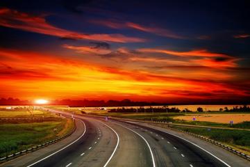 2560x1600夕阳高速道路唯美风景桌面壁纸大图