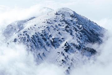 云雾缭绕的雪山风景壁纸