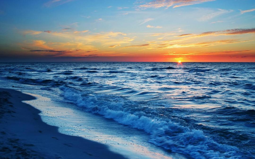落日下海浪冲刷海滩图片唯美电脑壁纸