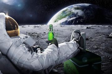 月球上喝酒的宇航员高清壁纸图片