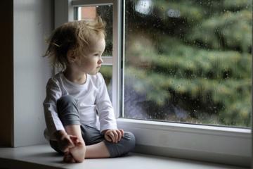 窗前看雨的小女孩可爱儿童壁纸