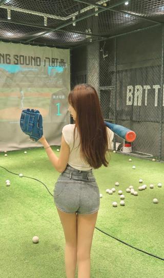 棒球女孩刘奕宁背影照片