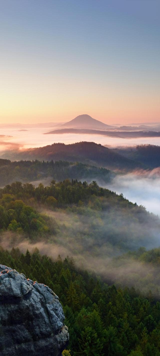 远山雾天空风景手机壁纸