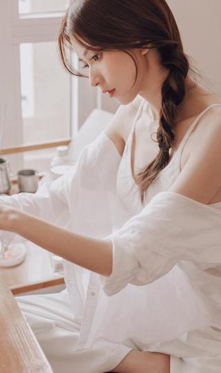 王秋紫白色衣服居家美女全屏手机壁纸