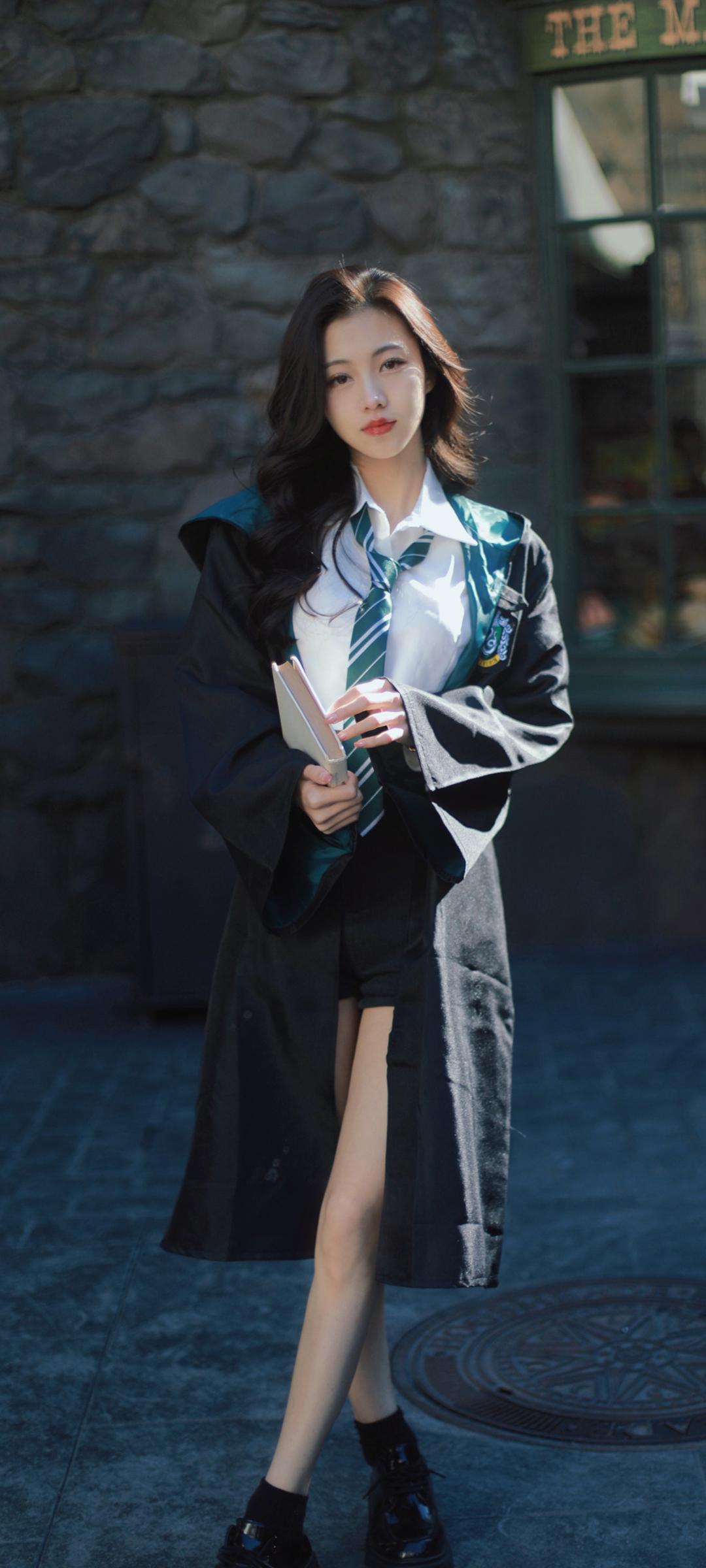 大学毕业服高颜值美女照片手机壁纸