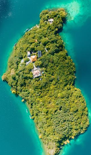 俯视大海小岛树林房子风景手机壁纸